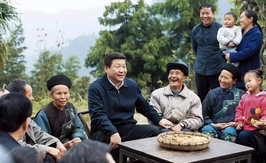 2013年11月3日，习近平在湖南十八洞村同村干部和村民座谈，提出精准扶贫这一理念。