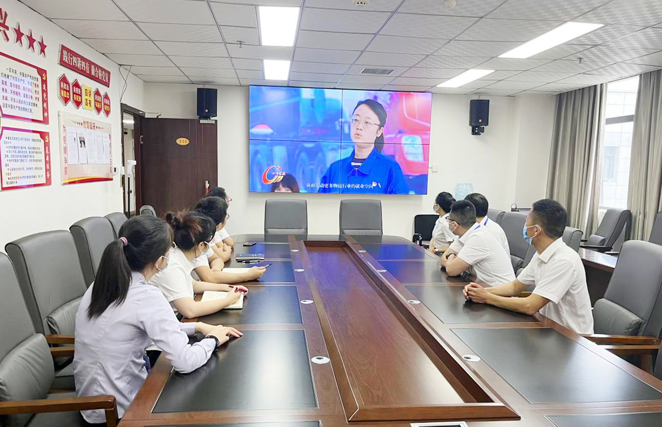 遂宁市大英县行政审批局党员收看“党员开会了”节目.jpg